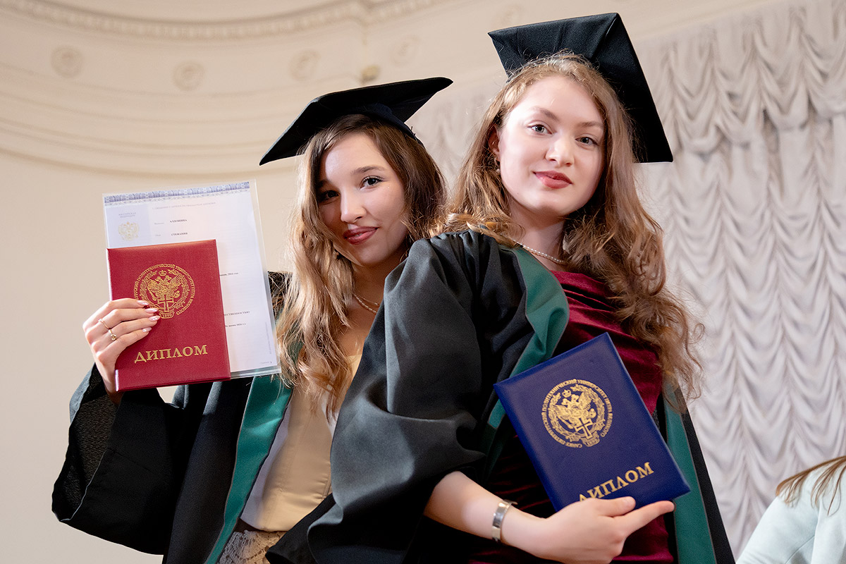 торжественные церемонии вручения дипломов выпускникам